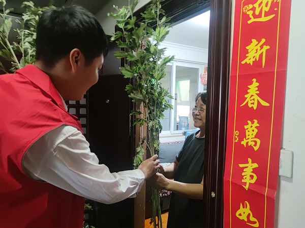 艾葉飄香 濃情端午，三箭物業(yè)開展送艾草活動